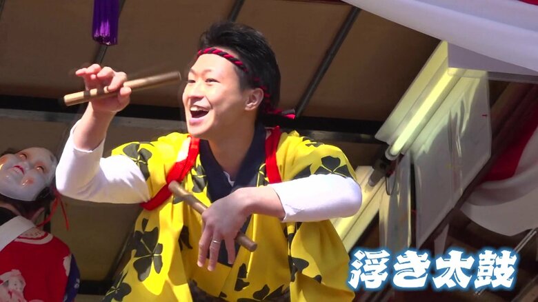 おどけた仕草で観客を魅了