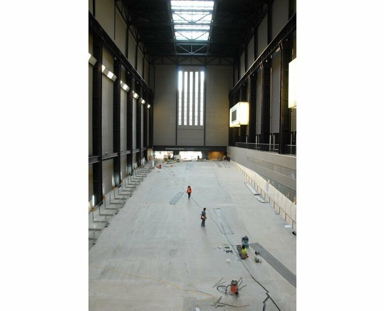 『シボレス』2007年テート・モダンのタービンホール
Photo: Sergio Clavijo
Courtesy of Doris Salcedo Studio