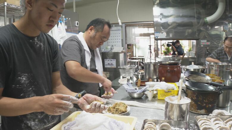仕込み作業に追われる従業員