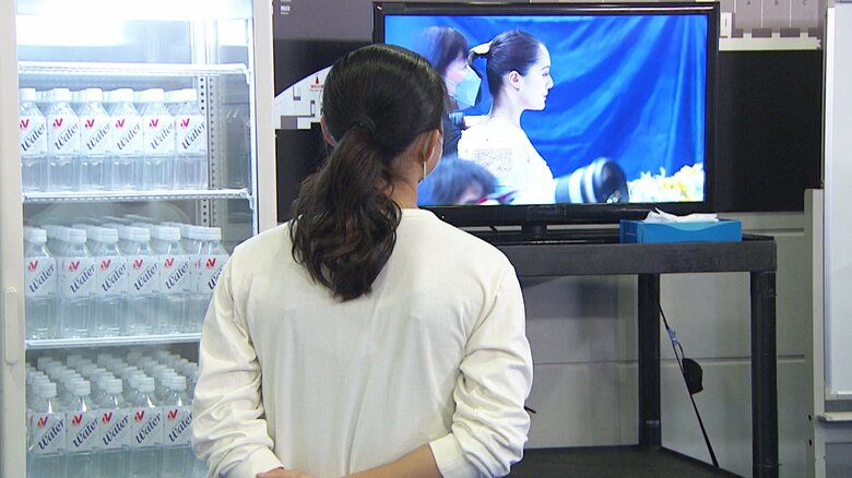 籠谷の演技を見守る坂本