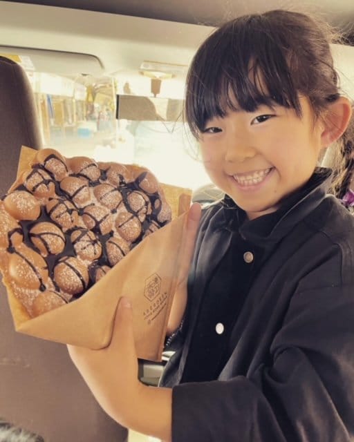 ワッフルは子供の顔と同じくらいの大きさ