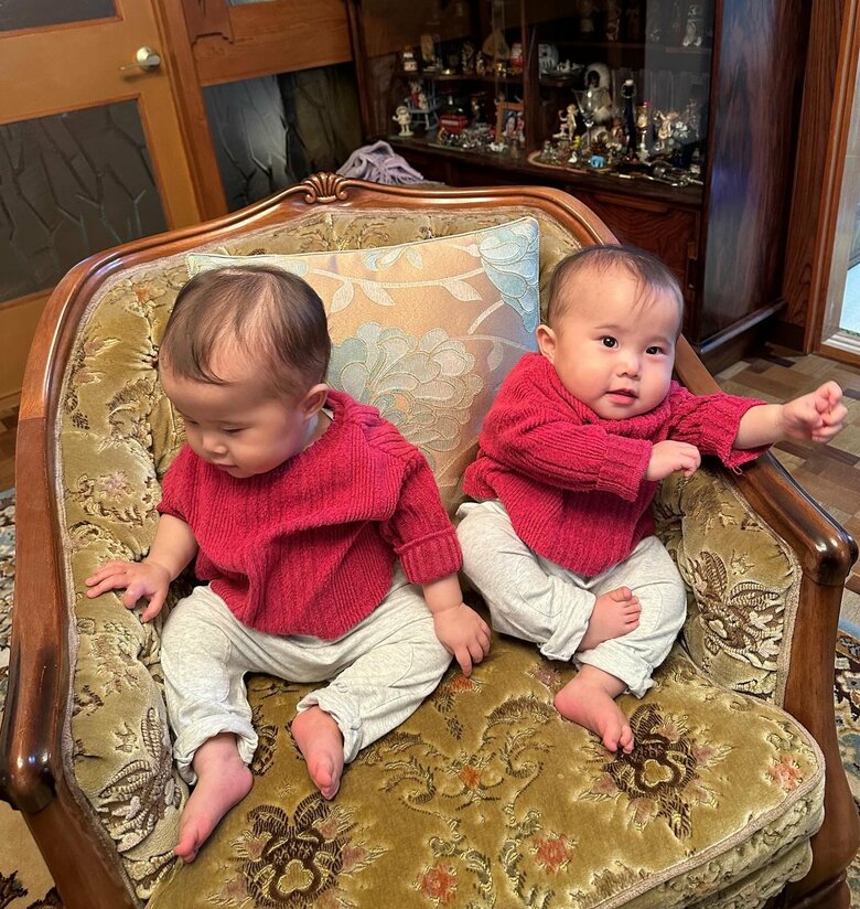 同じズボンをはいた2人。この時はしっかり両手も自由！