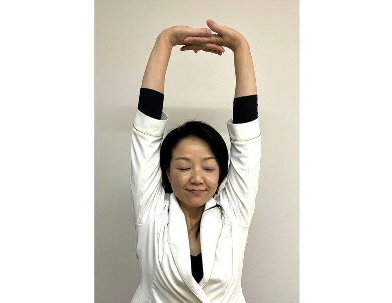 まずは背筋を伸ばして首を正しい位置に（特集班撮影）