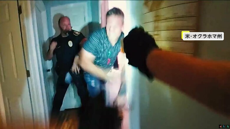 令状が出ているにもかかわらず、逮捕に納得がいかない様子の男