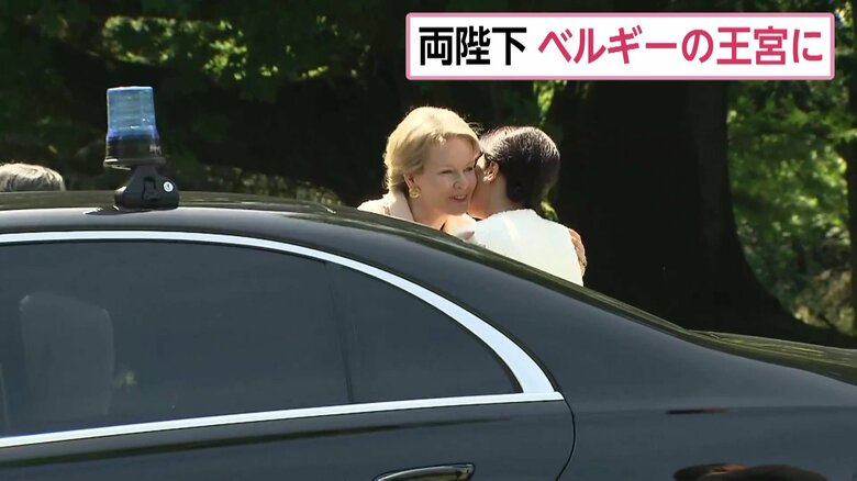 皇后さまは国王夫妻とチークキスを交わされた