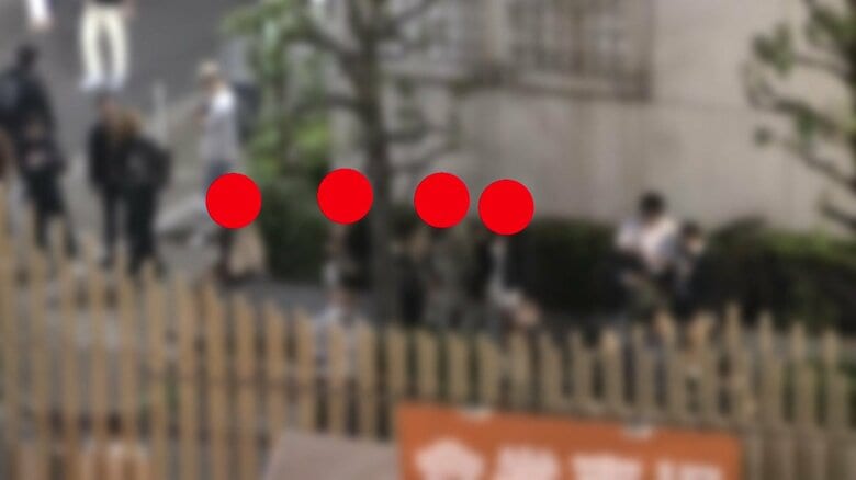 誰かを待っているかのように立っている女性たち