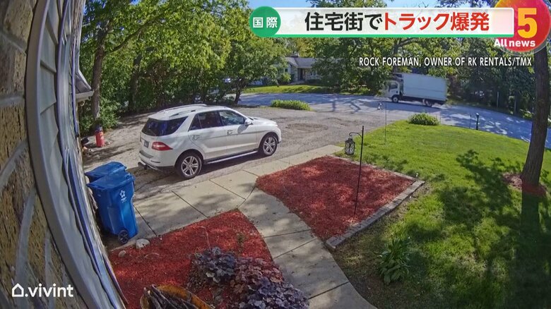 荷台のプロパンガスが漏れ出したと見られるトラックが爆発する一部始終②