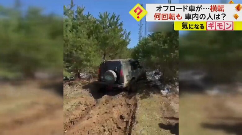 泥道を突き進むオフロード車