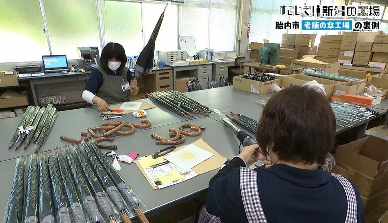 手作業による傘づくり