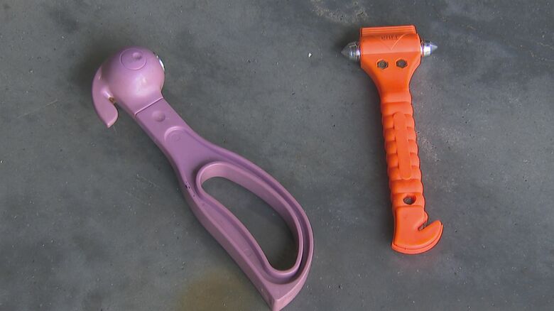 窓ガラスを割るためのハンマー