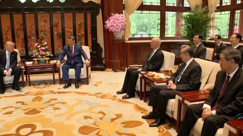 首脳会談に陪席する王毅政治局委員兼外相ら