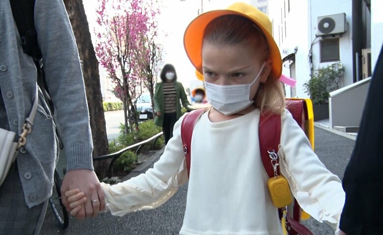 ランドセルを背負い小学校に通うレギナちゃん