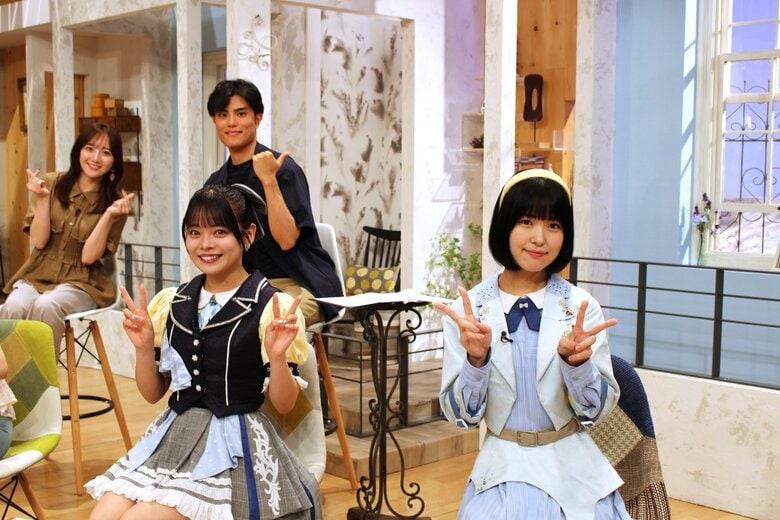 スタジオでの阿部葉菜さん（左）と冨樫優花さん（右）