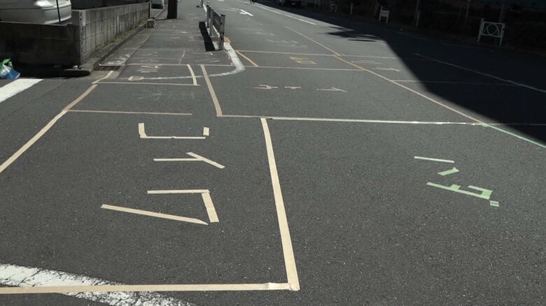 車道に貼られたビニールテープ