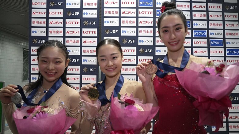 2024年の全日本ジュニアで表彰台にのぼった和田薫子、島田麻央、櫛田育良（左から）