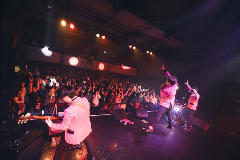 熱気に包まれたライブ会場②　提供トリプルワン