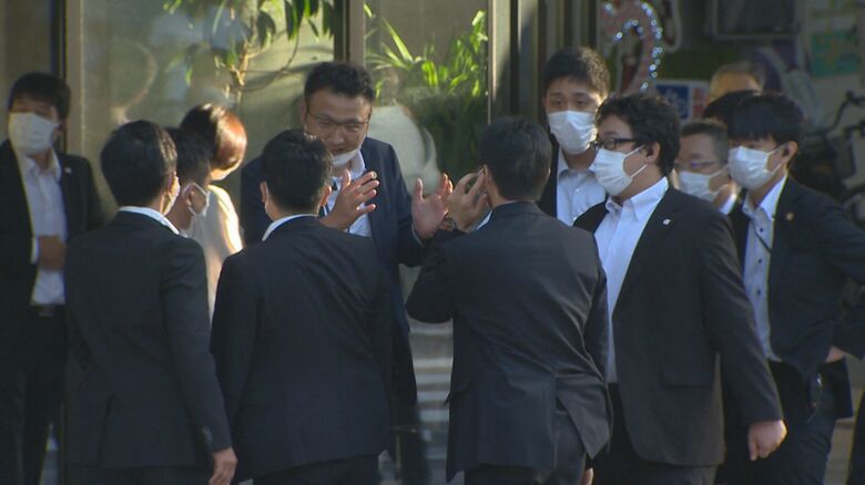 打ち合わせをする私服警官