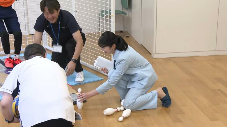 倒れたボウリングのピンを一緒に並べられる場面も