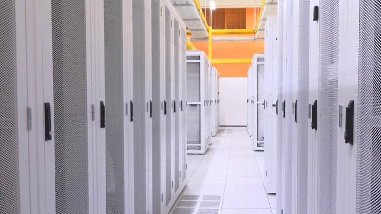 サーバー室は床から冷たい空気が