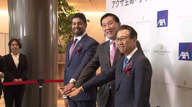 笑顔を見せるホテル運営側のCEOら