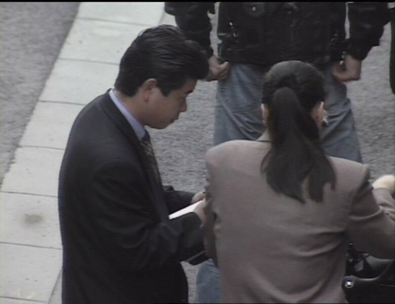 現場周辺では徹底した聞き込み捜査が行われていた　1995年3月30日