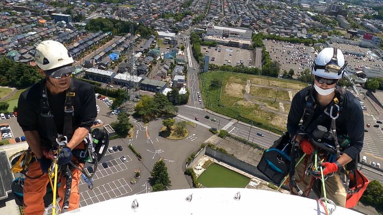修復工事の現場は地上１００メートルの世界　命がけの作業だ。