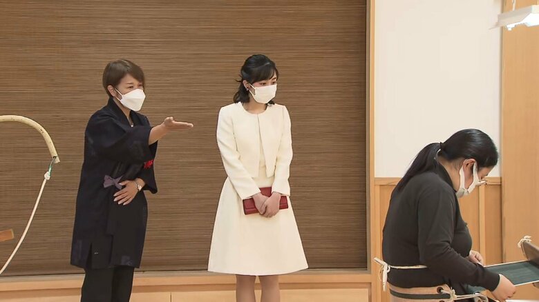 結城紬の施設を見学された佳子さま