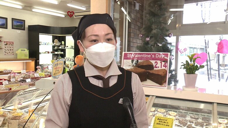 「お気に入りを見つけに来店を」と呼びかけるスタッフの萩原史津子さん