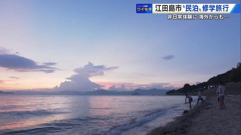 江田島の砂浜でサンセットを楽しむ修学旅行生