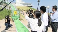 【なぜ】大人が次々と…外国人観光客にも人気！“日本一の夜景”見られる「絶景滑り台」で9人ケガ 市は対策を検討 北九州市