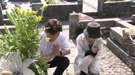 盆の入り　熱さの中朝から墓参りの人も　鹿児島市