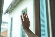 「窓ガラスに養生テープ」の台風対策が実は効果なし!? その理由と有効な“窓対策”をYKK APに聞いた