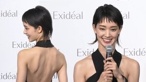 剛力彩芽は“月の女神”…美背中あらわな大胆ドレス姿披露 「月面旅行」の質問には笑顔でスルー
