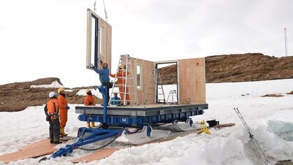 南極観測で活躍「移動基地」　建物の下にはそり 雪上車でけん引