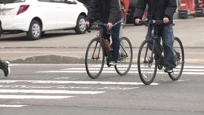 【守ってますか？新ルール】自転車の「青切符」制度_導入から約2週間…交差点では「青信号で直進・停車」～「青信号で直進」の“二段階右折”をしないと反則金が〈北海道〉