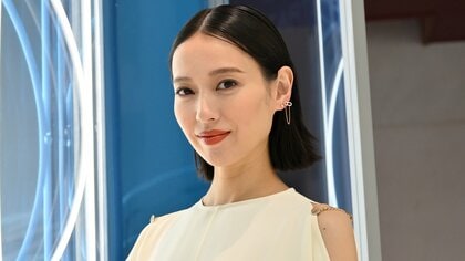 戸田恵梨香「好きなことをして、自分を信じる」5年の月日で力強さ実感　上品な白ドレス＆黒髪ボブでりんとした美しさ