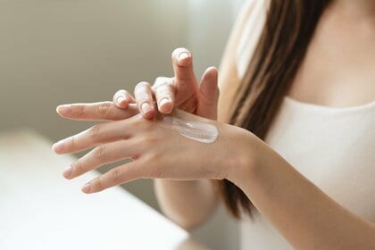「JS研究所」 女子小学生1000人の「日焼け止め・肌ケア」に関する最新調査。日焼け止め、『夏だけしっかり派』と『ほぼ使わない派』イマドキ女子小学生で多いのはどっち?