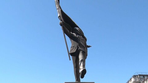 バンクシー新作　ロンドン中心部に彫刻　自身の作品と公表