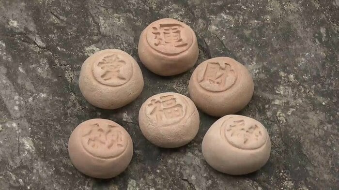 素焼きの玉を投げて運試し