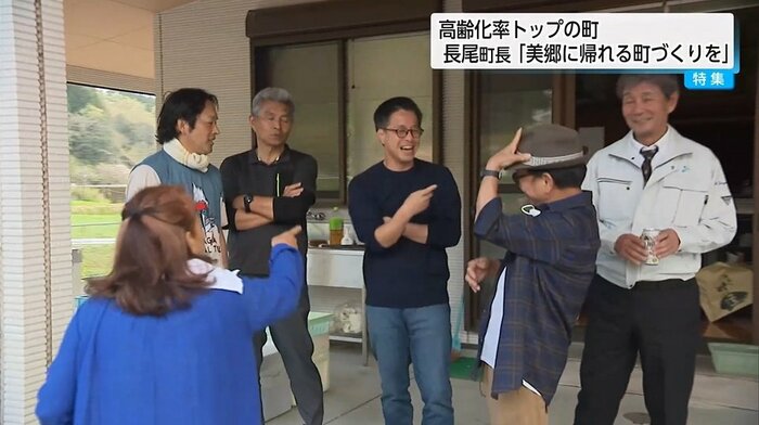 （地域住民と談笑する長尾拓町長）