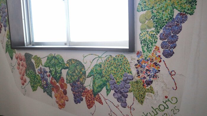 ブドウの絵は東京芸術大学の学生が制作
