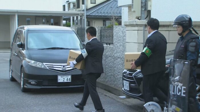 金沢市の暴力団事務所から出てくる捜査員