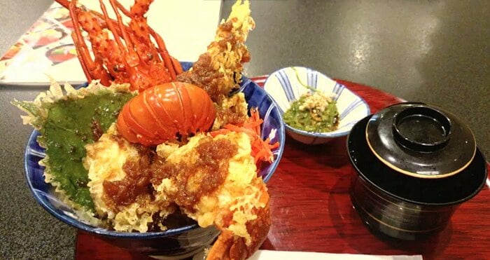 町内の飲食店ではイセエビを使ったメニューが登場した