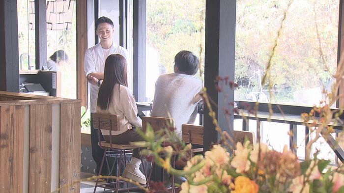 接客をする店のオーナー・橋口聖さん