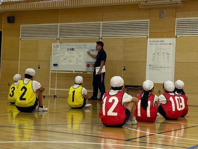 先生と子どもたちが授業のめあてを確認し合う