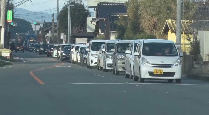 渋滞する工場周辺の道路