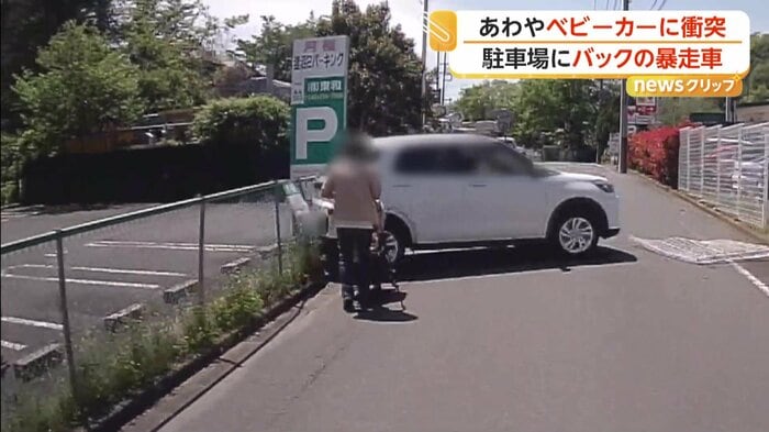 ベビーカーを押す歩行者のすれすれを通過していた車（FNN投稿サイト「ビデオPost」）