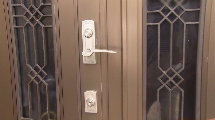 【独自】隣家の鍵穴に“接着剤”を... ご近所トラブル 女を逮捕