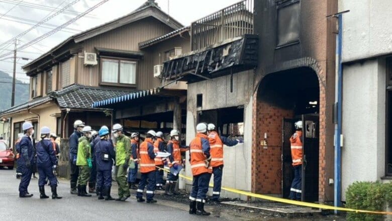 未明の火事で66歳男性が死亡　玄関先で倒れているのが見つかる　越前市粟田部町の鉄骨3階建て店舗兼住宅｜FNNプライムオンライン