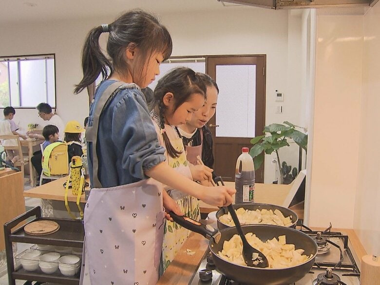 親を手伝いたい気持ちを応援…子供達が夕食を作ってお迎えを待つ『学童』立ち上げた2児のママ「お互いにハッピー」｜FNNプライムオンライン
